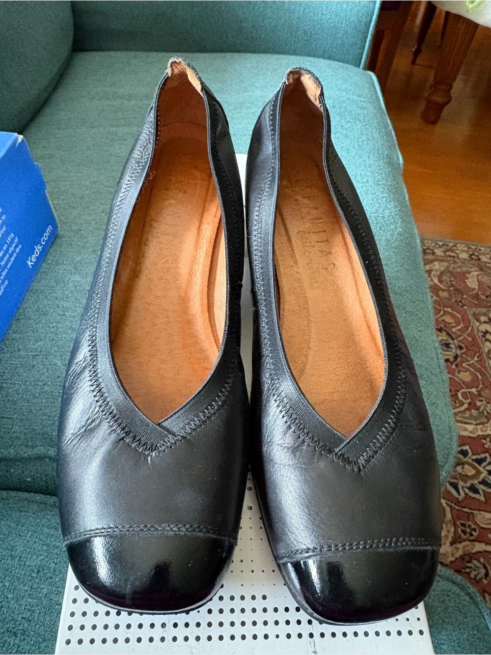 Hispanitas Black Leather V‑Cut Cap Toe Ballet Flats